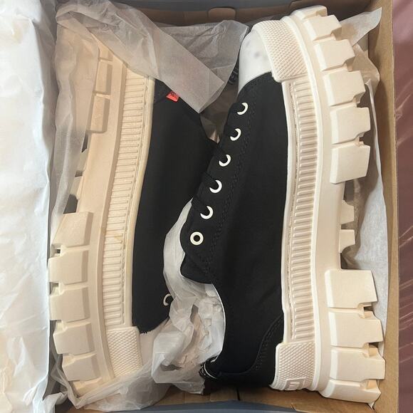 NWB Palladium Black/Marshmallow Revolt Lo Tx Low Top Sneakers Women's Size 8.5 - Picture 1 of 8